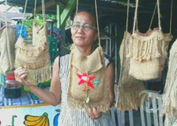 Berbahan Dasar Karung Goni, Sahrini Buat Kerajinan Tangan Menarik
