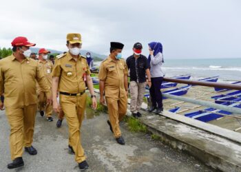 Bupati Bersama Wabup Bolsel Serahkan Bantuan Kelompok Nelayan