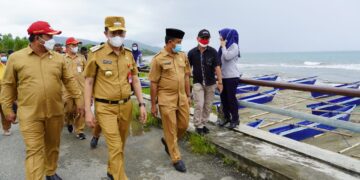 Bupati Bersama Wabup Bolsel Serahkan Bantuan Kelompok Nelayan