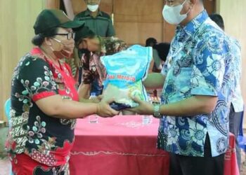 Oskar Manoppo Tinjau dan Beri Bantuan Kepada Korban Banjir