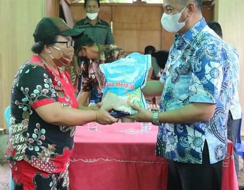 Oskar Manoppo Tinjau dan Beri Bantuan Kepada Korban Banjir
