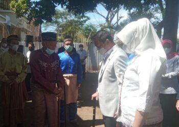 Mulai Menempati Rudis, Bupati Dan Ketua TP-PKK Boltim, Dijemput Secara Adat
