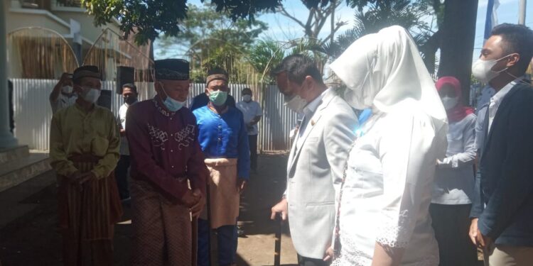Mulai Menempati Rudis, Bupati Dan Ketua TP-PKK Boltim, Dijemput Secara Adat