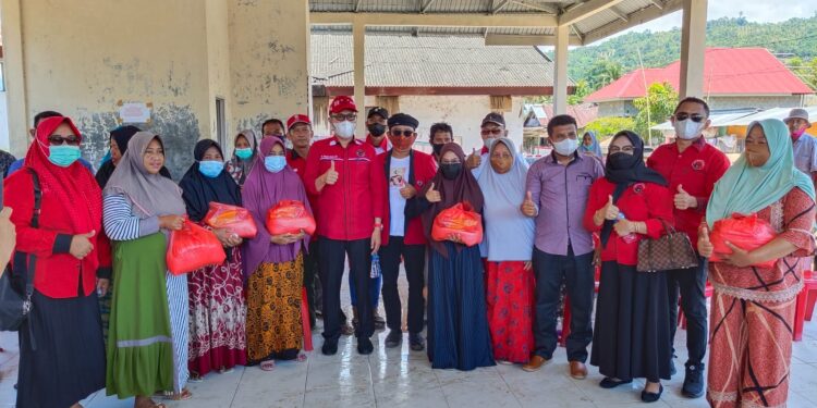 Turut Serta Pulihkan Ekonomi Warga, DPC PDI Perjuangan Bolsel Bagikan Sembako