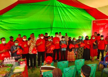 Kali Ini, DPC PDI Perjuangan Bolsel Bagikan Sembako Di Kecamatan Pinolosian Bersatu