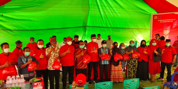 Kali Ini, DPC PDI Perjuangan Bolsel Bagikan Sembako Di Kecamatan Pinolosian Bersatu