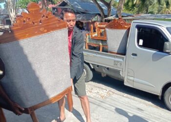 Keren, Bupati ini Belanja Dengan Mobil Pick Up, Bahkan Angkat Barang Sendiri