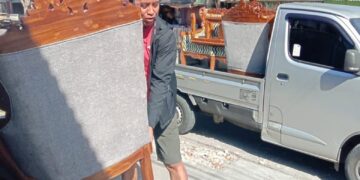 Keren, Bupati ini Belanja Dengan Mobil Pick Up, Bahkan Angkat Barang Sendiri