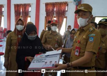 Didampingi Camat Bolaang Uki, Bupati Bolsel Salurkan BST
