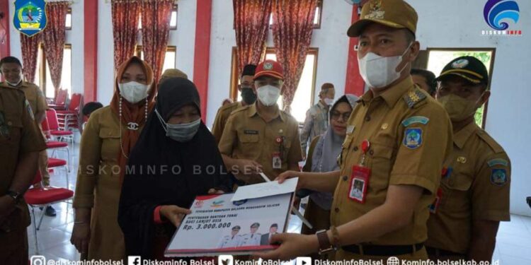 Didampingi Camat Bolaang Uki, Bupati Bolsel Salurkan BST