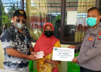 Haris Lasambu Serahkan BLT Kepada Warga