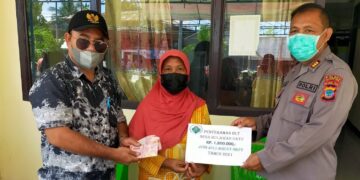 Haris Lasambu Serahkan BLT Kepada Warga