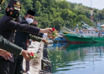 Tahlis Pimpin Pelarungan Bunga di Hari Pahlawan