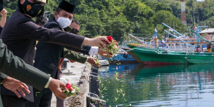 Tahlis Pimpin Pelarungan Bunga di Hari Pahlawan