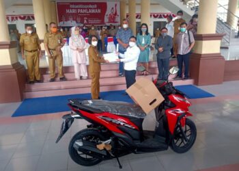 Yasti Serahkan Bantuan Kendaraan Roda Dua dari Hamba Tuhan ke BPS Sinode GMIBM