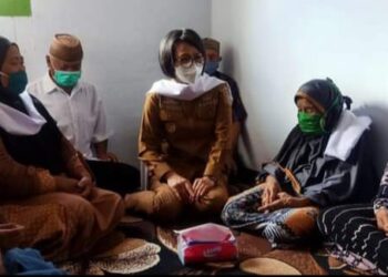 Bupati Yasti Kunjungi Keluarga Duka Almarhum Kades