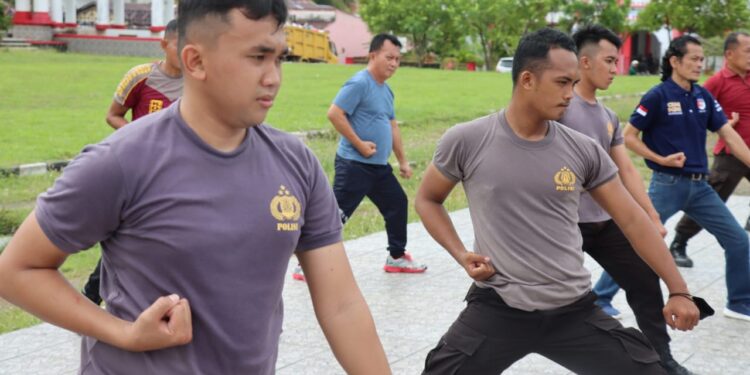 Usai Apel Pagi Personil Polres Bolsel Latihan Beladiri