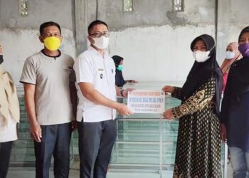 Pemdes Bungko Serahkan Peralatan Pendukung Usaha ke UKM