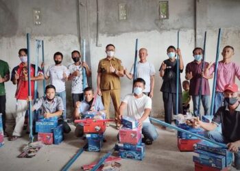 Tukang Bangunan di Desa Bungko Dapat Bantuan