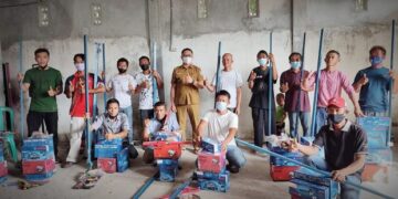Tukang Bangunan di Desa Bungko Dapat Bantuan