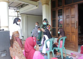 Tatong Bara Pantau Langsung Vaksinasi Ketok Pintu