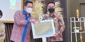 Bupati Boltim Terima Dua Piagam Atas Capaian WTP Tahun 2020