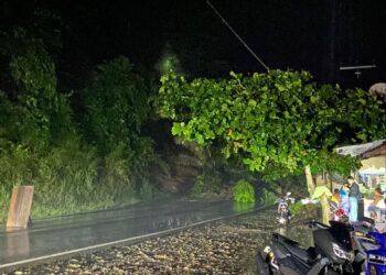 Jalan AKD Penghubung Bolmong dan Kotamobagu di Desa Komangaan Tertutup Longsor