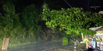 Jalan AKD Penghubung Bolmong dan Kotamobagu di Desa Komangaan Tertutup Longsor