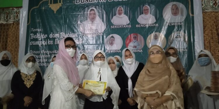 Bupati Yasti Hadiri Wisuda Iqro 85 Anggota Majelis Ta’lim Desa Doloduo