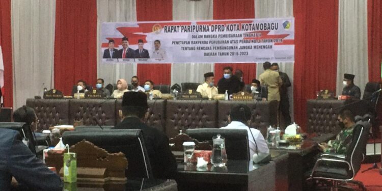Wali Kota Hadiri Paripurna Penetapan Perubahan Perda RPJMD Tahun 2018-2023