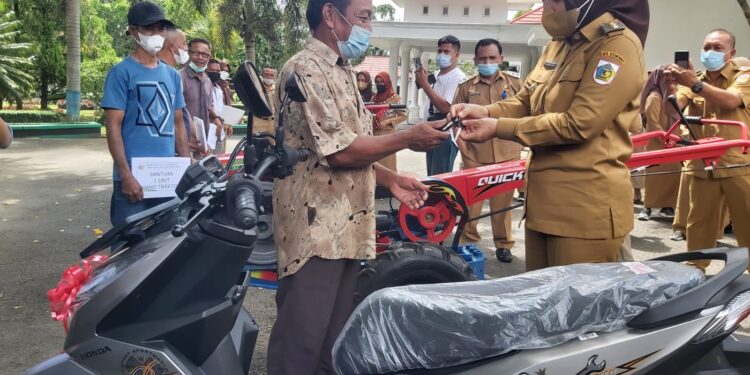 Ketua RT ini Dapat Reward Sepeda Motor dari Wali Kota Kotamobagu