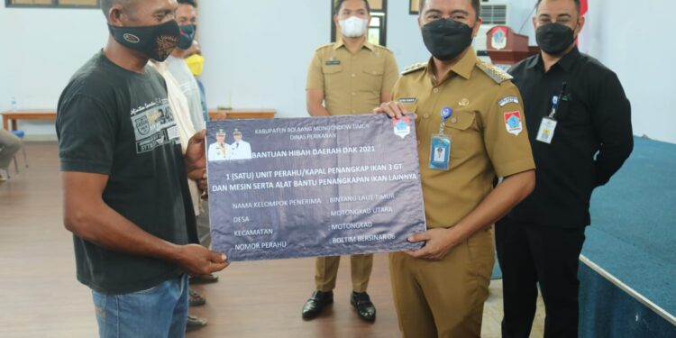 Dapat Bantuan Perahu, Nelayan Boltim Kedepan Makin Bersinar