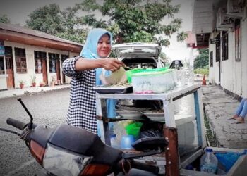 Mbak Rini Kumpulakn Pundi-pundi Rupiah Lewat Jualan Gado-gado keliling