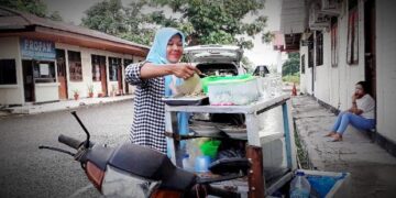 Mbak Rini Kumpulakn Pundi-pundi Rupiah Lewat Jualan Gado-gado keliling