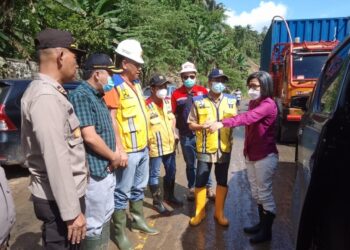 Bupati Yasti Tinjau Lokasi Longsor Komangaan