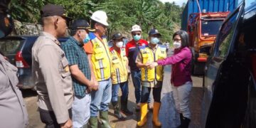 Bupati Yasti Tinjau Lokasi Longsor Komangaan