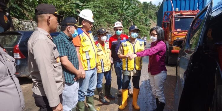 Bupati Yasti Tinjau Lokasi Longsor Komangaan