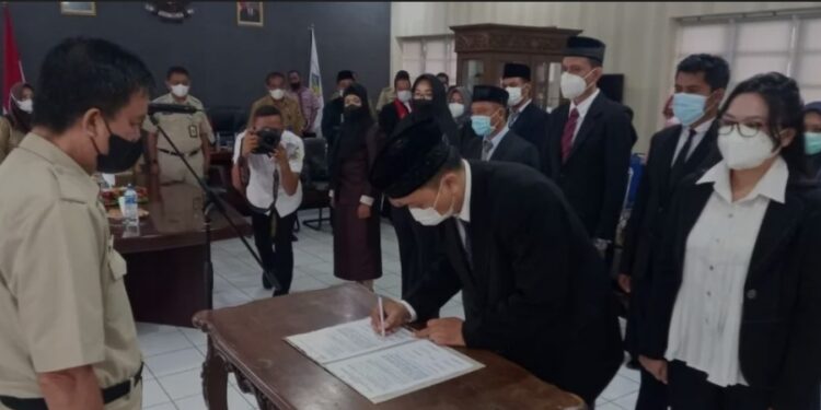 Wakili Wali Kota, Sande Dodo Lantik 16 Pejabat Struktural