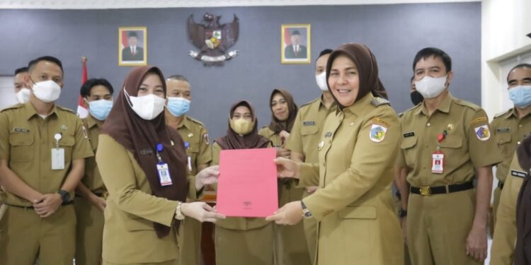 Wali Kota Tatong Bara Tunjuk Sulastri Polii Sebagai Pelaksana Tugas Disdukcapil