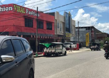 Dishub Kotamobagu Terkesan Membiarkan Pedagang Beras Jualan di Bahu Jalan