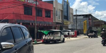 Dishub Kotamobagu Terkesan Membiarkan Pedagang Beras Jualan di Bahu Jalan