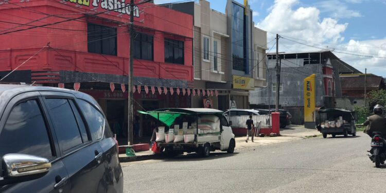 Dishub Kotamobagu Terkesan Membiarkan Pedagang Beras Jualan di Bahu Jalan