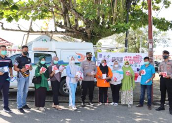 Cegah Penyebaran Covid-19, Polres Bolsel Bersama Petugas Medis Puskesmas Molibagu Bagikan Masker