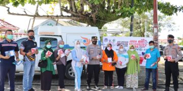 Cegah Penyebaran Covid-19, Polres Bolsel Bersama Petugas Medis Puskesmas Molibagu Bagikan Masker