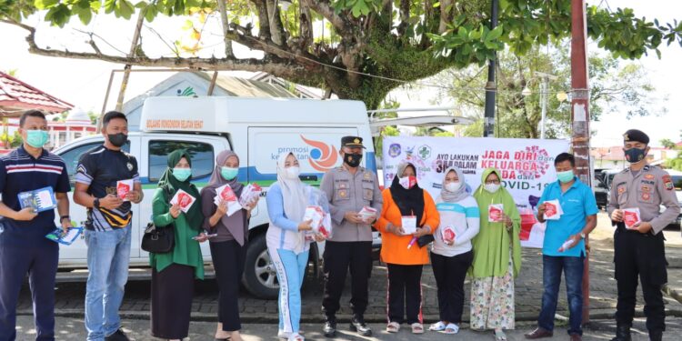 Cegah Penyebaran Covid-19, Polres Bolsel Bersama Petugas Medis Puskesmas Molibagu Bagikan Masker