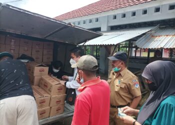 Pemkab Boltim Salurkan 2000 Liter Minyak Goreng di Pasar Ambang Modayag
