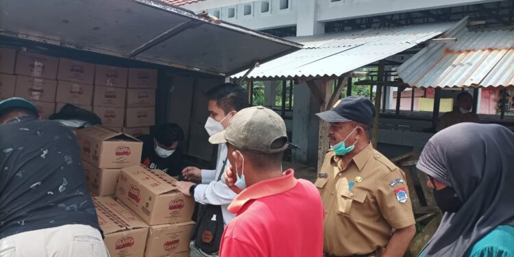 Pemkab Boltim Salurkan 2000 Liter Minyak Goreng di Pasar Ambang Modayag
