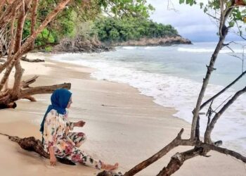 Wisata Pantai Pasir Putih ini Wajib Dikunjungi