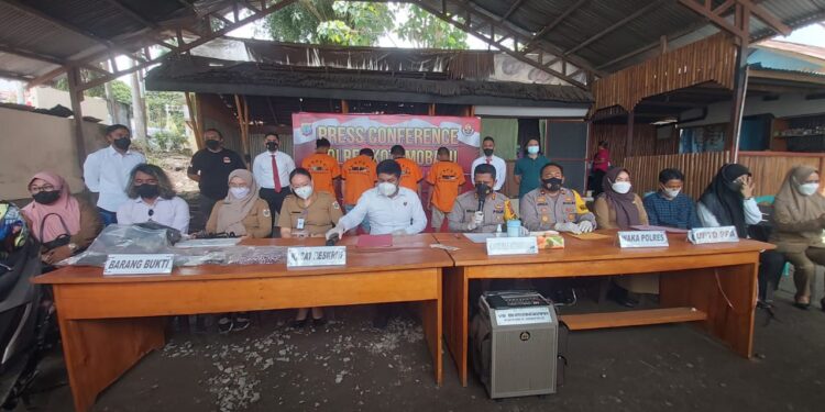 Hadirkan Tersangka, Polres Kotamobagu Rilis Kronologis Kejahatan Seksual Sesama Jenis