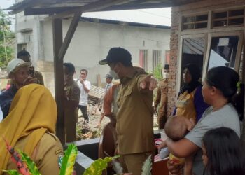 Didampingi Istri, Bupati Sachrul Tinjau Langsung Bencana Banjir Desa Motongkad